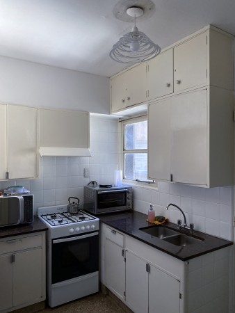 ¡Departamento de 2 Dormitorios + Habitacion de Servicio con Cochera en Venta - ¡A Solo U$D 80.000!