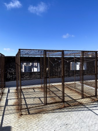 ¡Departamento de 2 Dormitorios + Habitacion de Servicio con Cochera en Venta - ¡A Solo U$D 80.000!