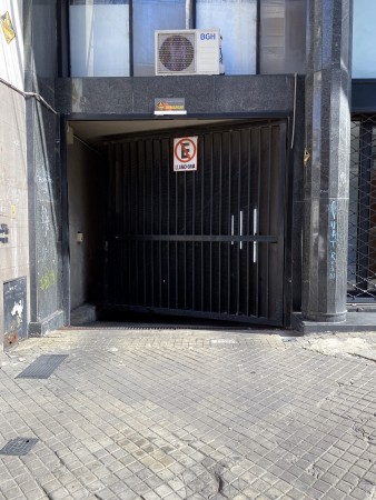 ¡Departamento de 2 Dormitorios + Habitacion de Servicio con Cochera en Venta - ¡A Solo U$D 80.000!